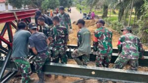Prajurit Zeni Kodam Iskandar Muda saat melakukan perakitan material Jembatan Bailey di wilayah pedalaman Aceh. - thewasesanews.com