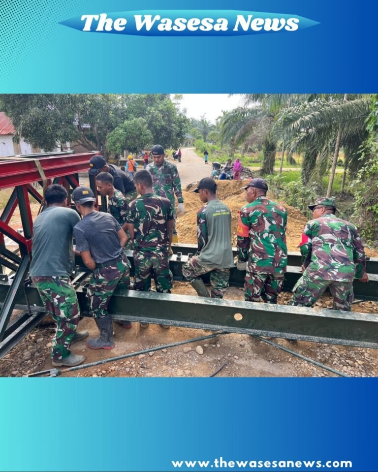 Prajurit Zeni Kodam Iskandar Muda saat melakukan perakitan material Jembatan Bailey di wilayah pedalaman Aceh. - thewasesanews.com