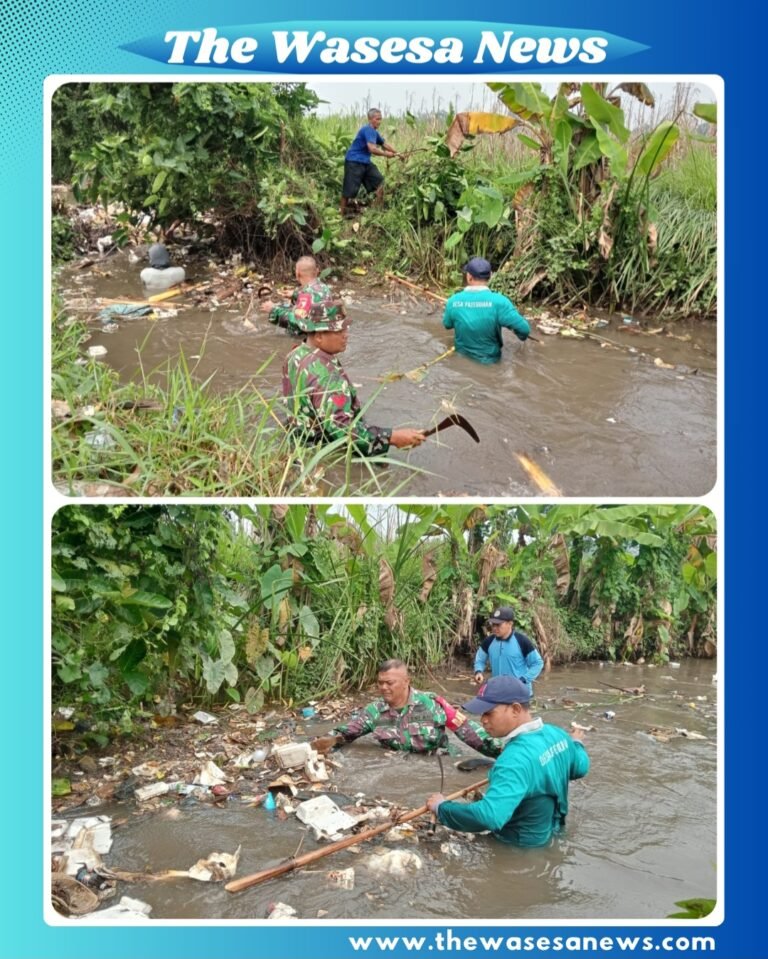 "Prajurit Satgas TNI TMMD Ke-127 Kodim 0819/Pasuruan bersama warga Desa Wonosari melakukan normalisasi sungai untuk memperlancar aliran air dan mencegah banjir, Senin (9/3/2026)."