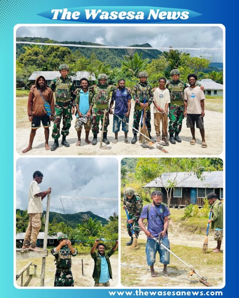 Satgas Yonif 521/DY Perbaiki Fasilitas Olahraga di Distrik Apalapsili Papua.