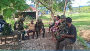 Personel kesehatan Satgas Yonif 521/DY memberikan pengobatan gratis kepada warga Distrik Kobakma Mamberamo Tengah. - thewasesanews.com