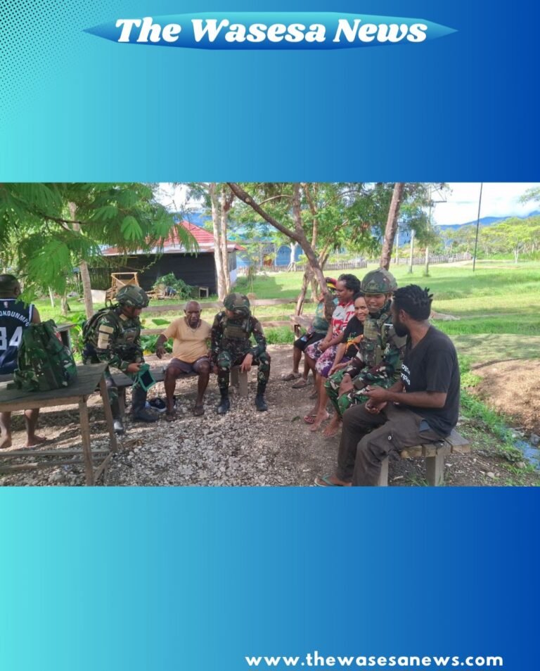 Personel kesehatan Satgas Yonif 521/DY memberikan pengobatan gratis kepada warga Distrik Kobakma Mamberamo Tengah. - thewasesanews.com