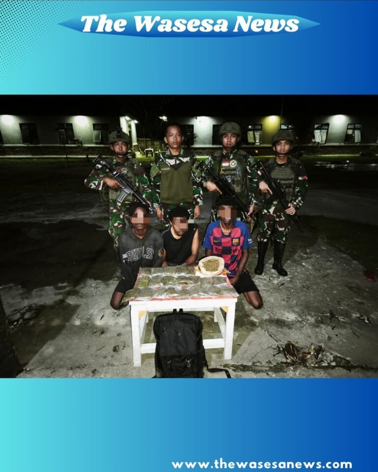 Personel Satgas Yonif 643/Wns saat mengamankan barang bukti ganja dan tersangka penyelundupan narkotika di perbatasan Papua. - thewasesanews.com