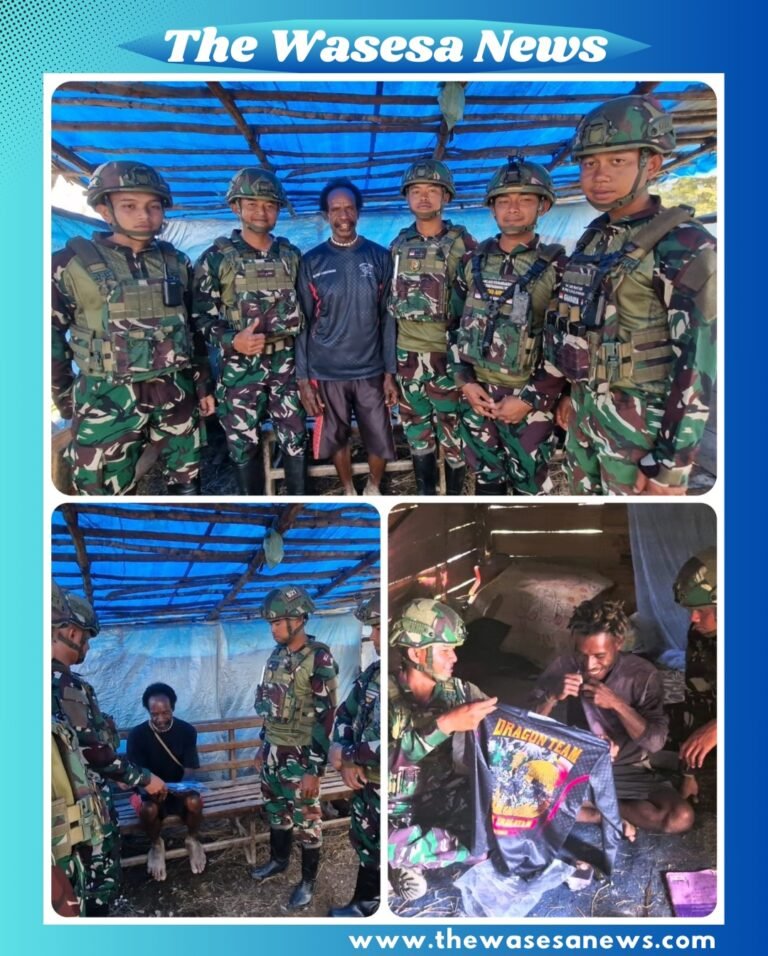 Personel Satgas Yonif 521/DY bersama Komandan Letkol Inf Rahadyan Surya Murdata, S.E, M.I.P, saat membagikan kaos kepada warga Distrik Eragayam, Kabupaten Mamberamo Tengah, Papua Pegunungan dalam kegiatan berbagi kasih yang penuh kehangatan.