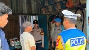 Polres Landak cek kios pengecer BBM di Ngabang.