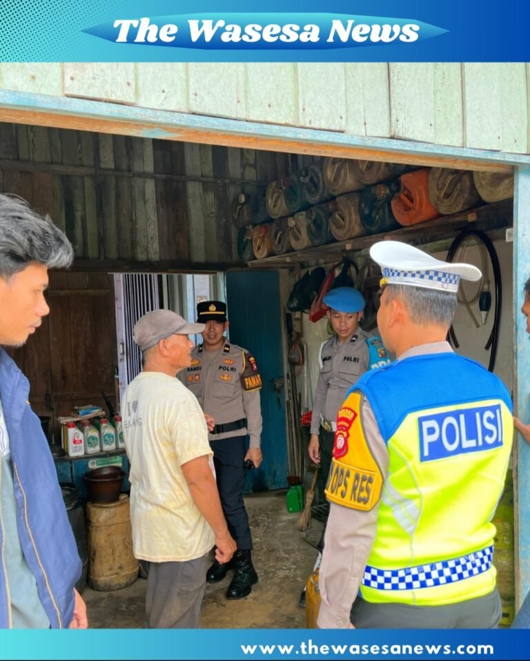 Polres Landak cek kios pengecer BBM di Ngabang.