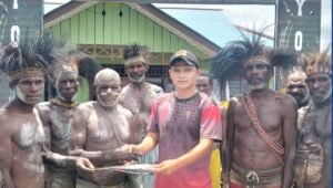 Prajurit Satgas Yonif 123/Rajawali membantu warga membangun Rumah Adat Jew di Kampung Basim Asmat. - thewasesanews.com