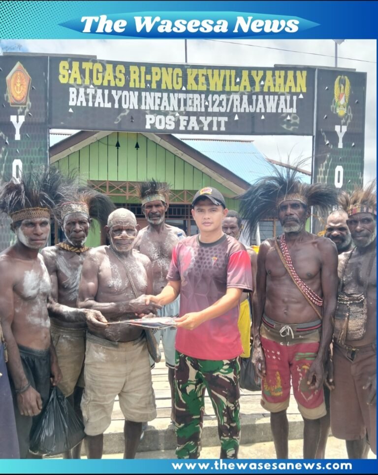 Prajurit Satgas Yonif 123/Rajawali membantu warga membangun Rumah Adat Jew di Kampung Basim Asmat. - thewasesanews.com