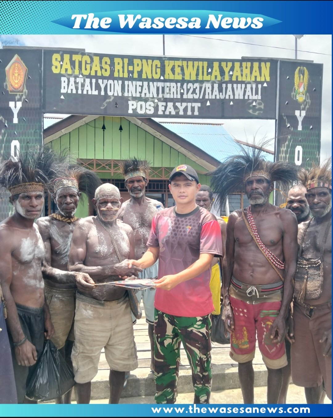 Prajurit Satgas Yonif 123/Rajawali membantu warga membangun Rumah Adat Jew di Kampung Basim Asmat. - thewasesanews.com