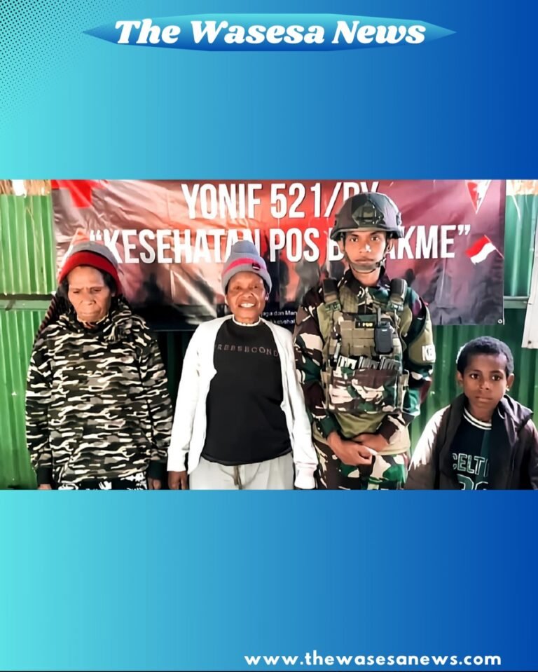 Personel Satgas Yonif 521/DY memberikan pelayanan kesehatan gratis kepada warga di Pos Bolakme.- thewasesanews.com