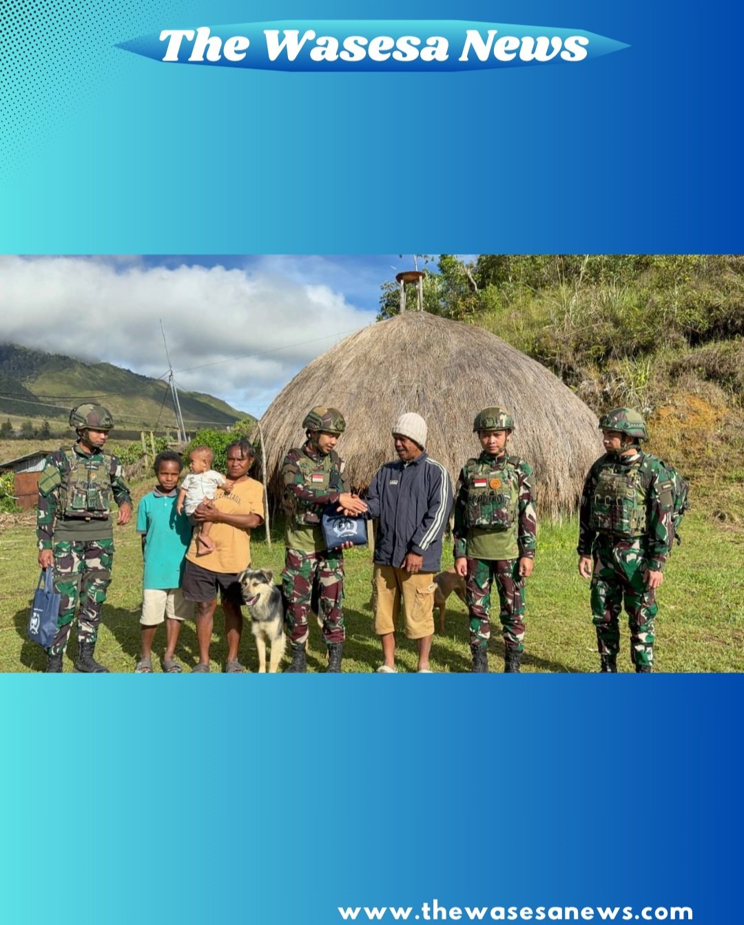 Personel Satgas Yonif 521/DY berbincang hangat dengan Kepala Kampung Napua saat kegiatan anjangsana. - thewasesanews.com