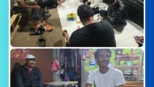 Suasana sahur bersama bertema 'Sahur Bersama Handai Taulan Ramadan 1447 H' yang digelar Siskommas Polsek Metro Jatinegara bersama warga RW 06 lintasan jalur sepeda Banjir Kanal Timur (BKT) di warung Bapak Tarom, Jakarta, Jumat (6/3/2026). Dalam foto terlihat Ketua Siskommas Arif (tengah) bersama peserta acara sedang menikmati hidangan sahur dengan suasana hangat dan penuh kekeluargaan.