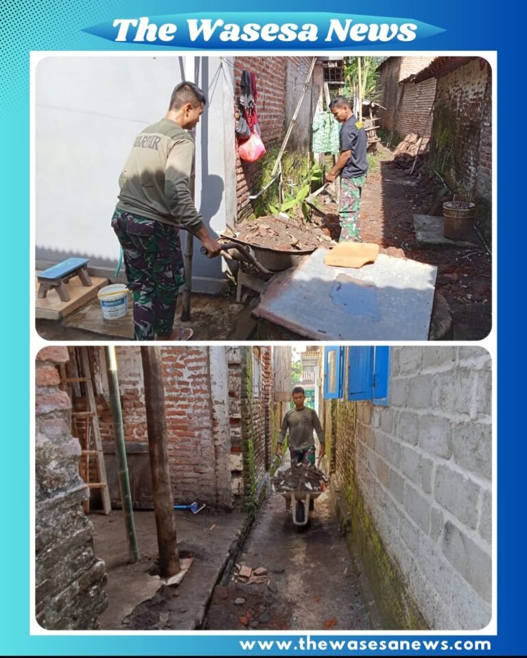 Prajurit Satgas TMMD Ke-127 Kodim 0819/Pasuruan bersama warga membersihkan sisa puing saat menyelesaikan rehabilitasi RTLH milik Khoirul Anam di Dusun Kili Barat Desa Wonosari, 6 Maret 2026.