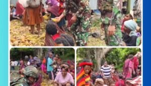 Prajurit Satgas Yonif 521/DY bersama masyarakat Distrik Kurima melakukan ritual adat bakar batu, bentuk kebersamaan dan penghormatan TNI terhadap budaya lokal Papua Pegunungan
