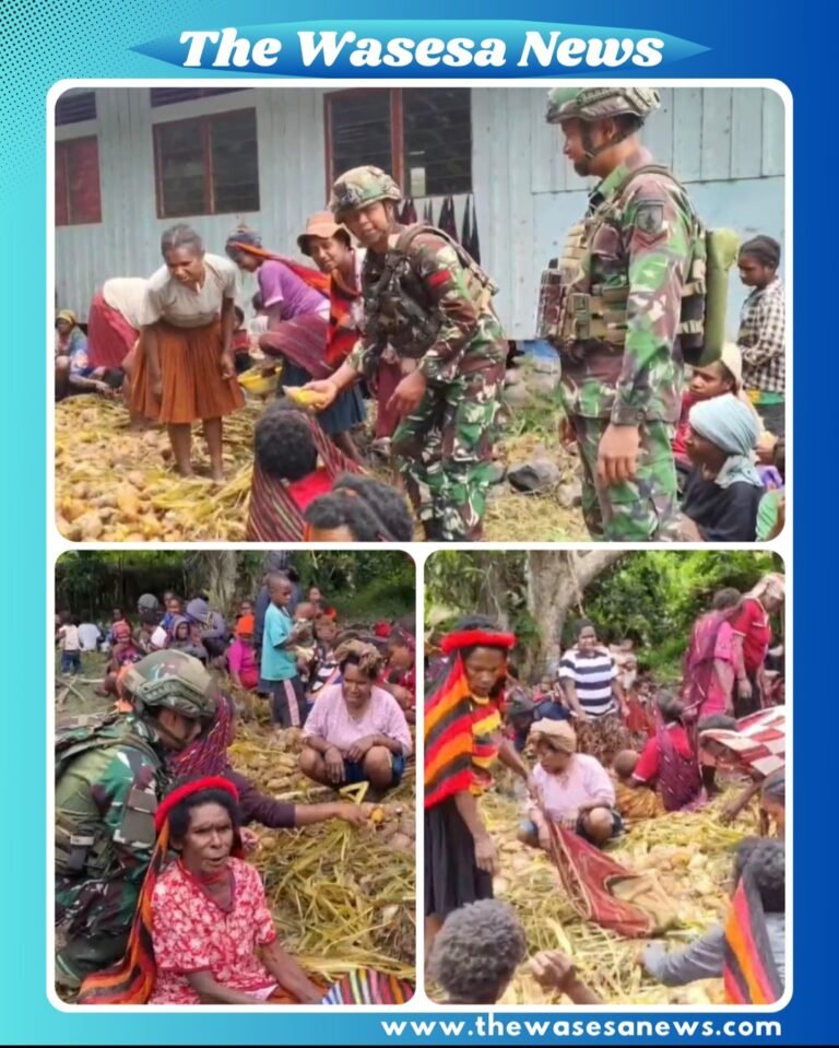 Prajurit Satgas Yonif 521/DY bersama masyarakat Distrik Kurima melakukan ritual adat bakar batu, bentuk kebersamaan dan penghormatan TNI terhadap budaya lokal Papua Pegunungan