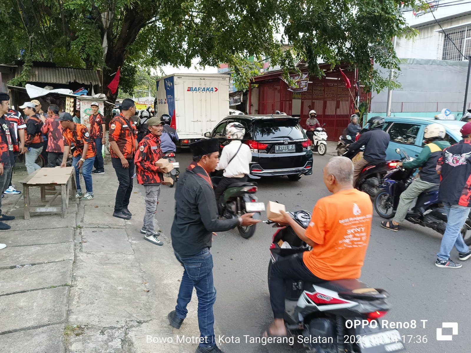 Kader Pemuda Pancasila Ranting Cirendeu Bukber dan berbagi takjil kepada pengendara di Ciputat Timur. - thewasesanews.com