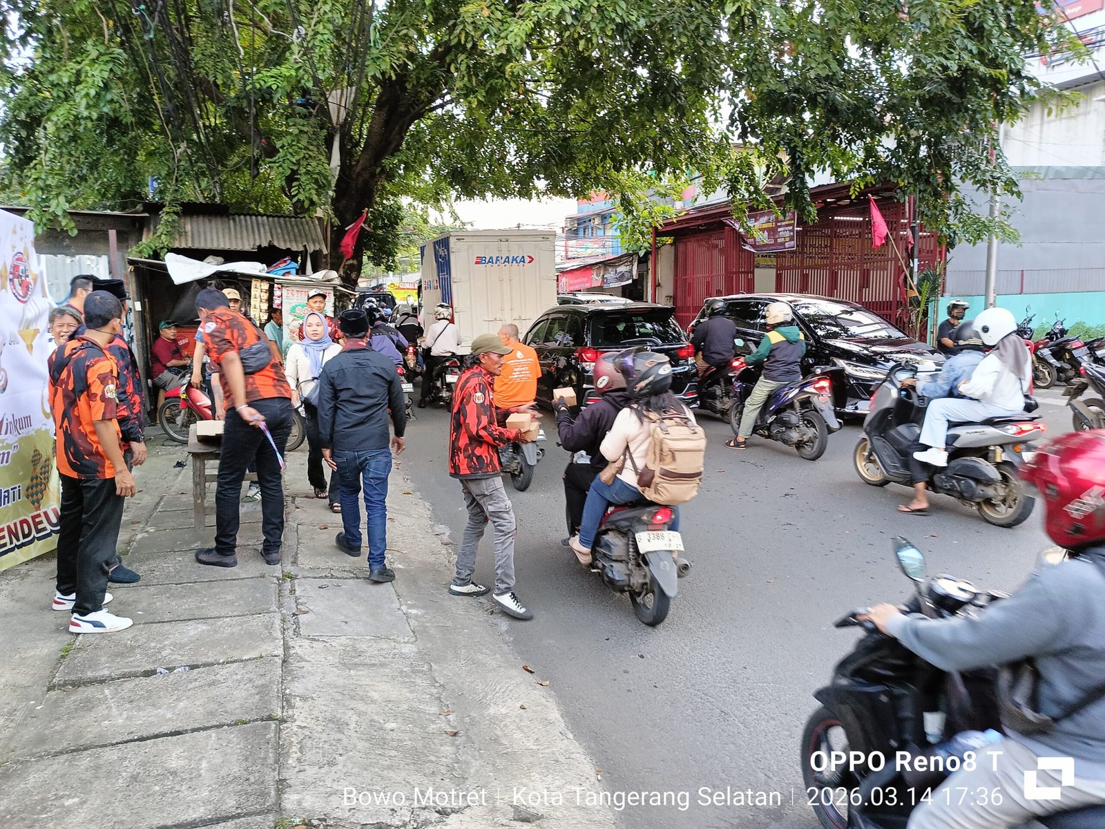 Aksi Pemuda Pancasila Ranting Cirendeu Bukber dan pembagian takjil di Tangsel. - thewasesanews.com