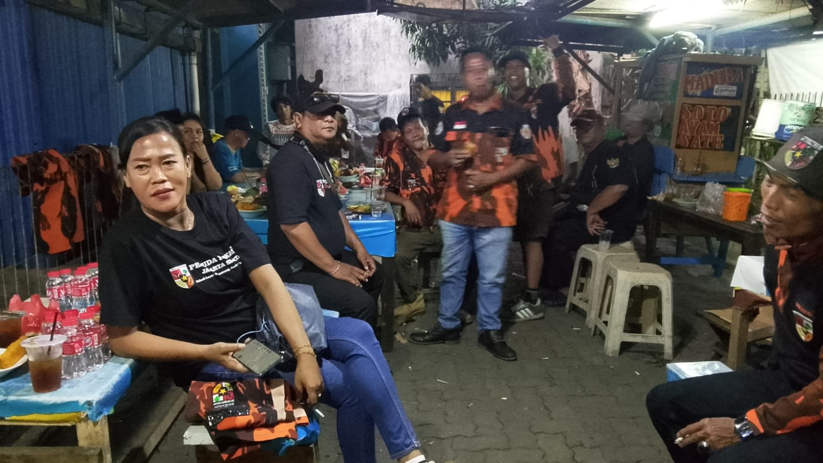 Srikandi Pemuda Pancasila Ranting Lebak Bulus bersiap buka bersama usai aksi sosial. - thewasesaneas.com