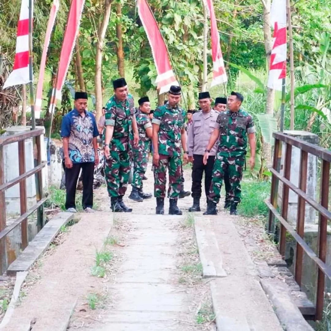 Dandim Beserta Jajaran TNI - Polri Tinjau Jembatan Desa Tawaran Wonorejo - thewasesanews.com