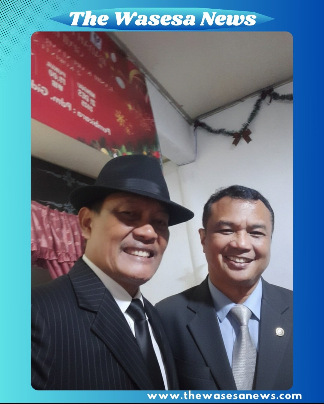 Prajurit Kodam XVIII Kasuari serahkan paket sembako murah kepada warga di Bazar Ramadan. - thewasesanews.com