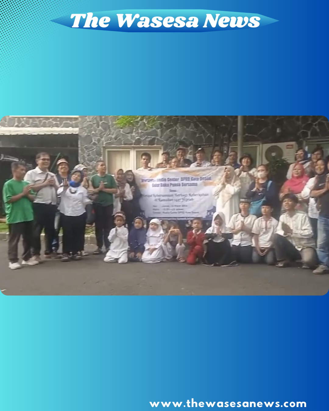 Foto bersama wartawan Media Center DPRD Kota Depok dan Humas DPRD usai santunan yatim piatu - thewasesanews.com