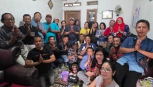 Jajaran pengurus SWI Kota Depok bersama lintas organisasi pers saat acara Halal Bihalal di kediaman Ketua SWI Depok.- thewasesanews.com