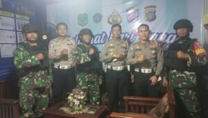Anggota Koramil 07/Limo Serma Robi Satria bersama personel Polsek Cinere melakukan pemantauan arus balik di Pos Pam Cinere. - thewasessnews.com
