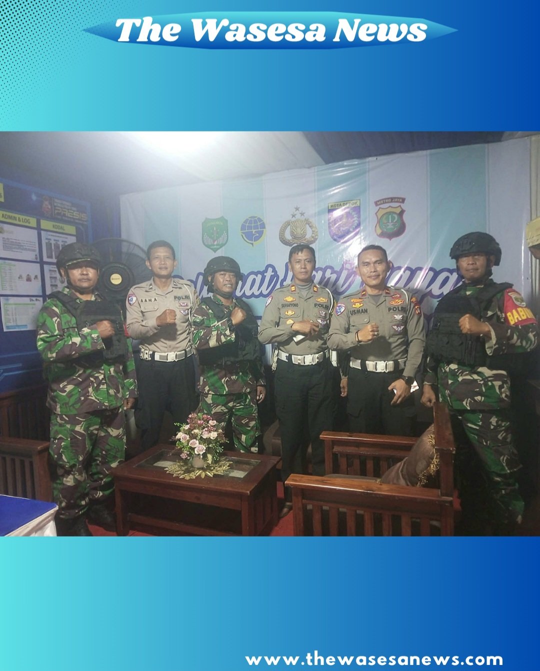 Anggota Koramil 07/Limo Serma Robi Satria bersama personel Polsek Cinere melakukan pemantauan arus balik di Pos Pam Cinere. - thewasessnews.com