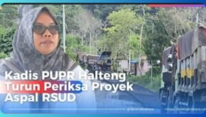 6. Kepala Dinas PUPR Halmahera Tengah, Rislawati Karim, bersama tim teknis saat melakukan peninjauan langsung ke lokasi pekerjaan pengaspalan jalan hotmix pada ruas Perempatan Kilo Tiga menuju RSUD Weda.