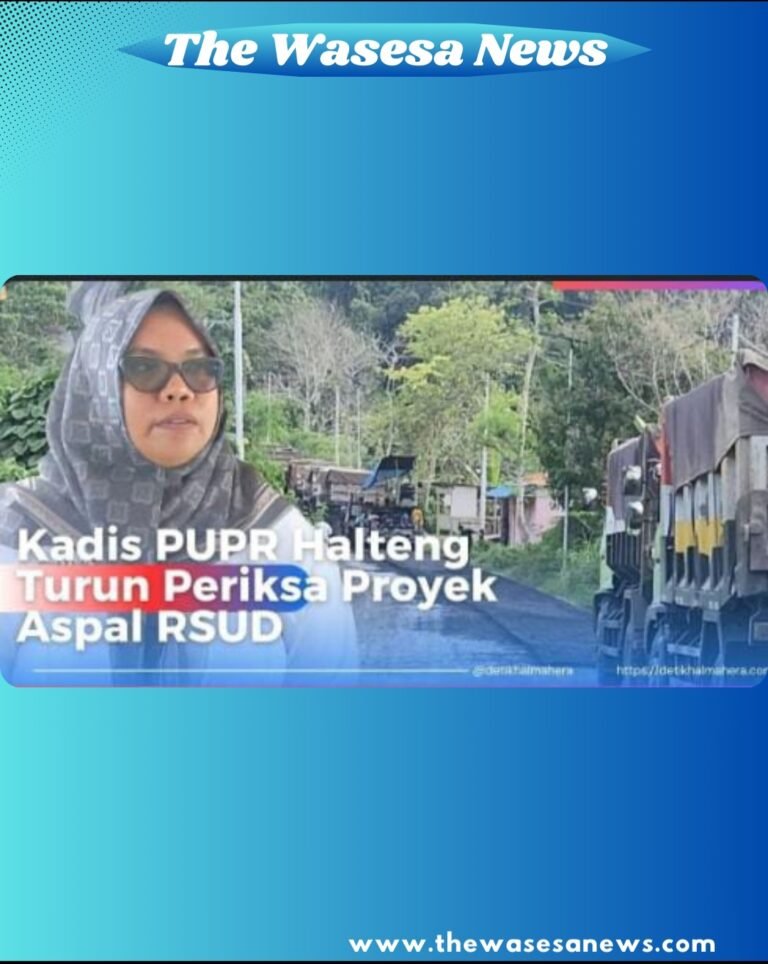 6. Kepala Dinas PUPR Halmahera Tengah, Rislawati Karim, bersama tim teknis saat melakukan peninjauan langsung ke lokasi pekerjaan pengaspalan jalan hotmix pada ruas Perempatan Kilo Tiga menuju RSUD Weda.