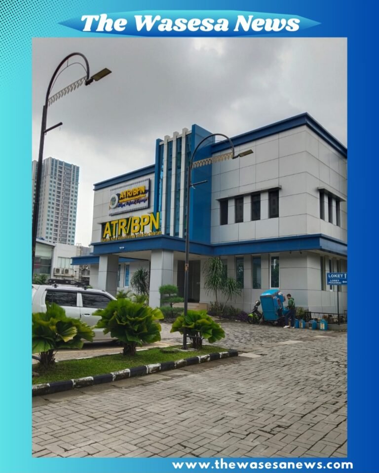 Spanduk tuntutan LBH Harimau Raya terkait dugaan maladministrasi sertifikat PTSL di Kantor BPN Jakarta Selatan. - thewasesanews.com