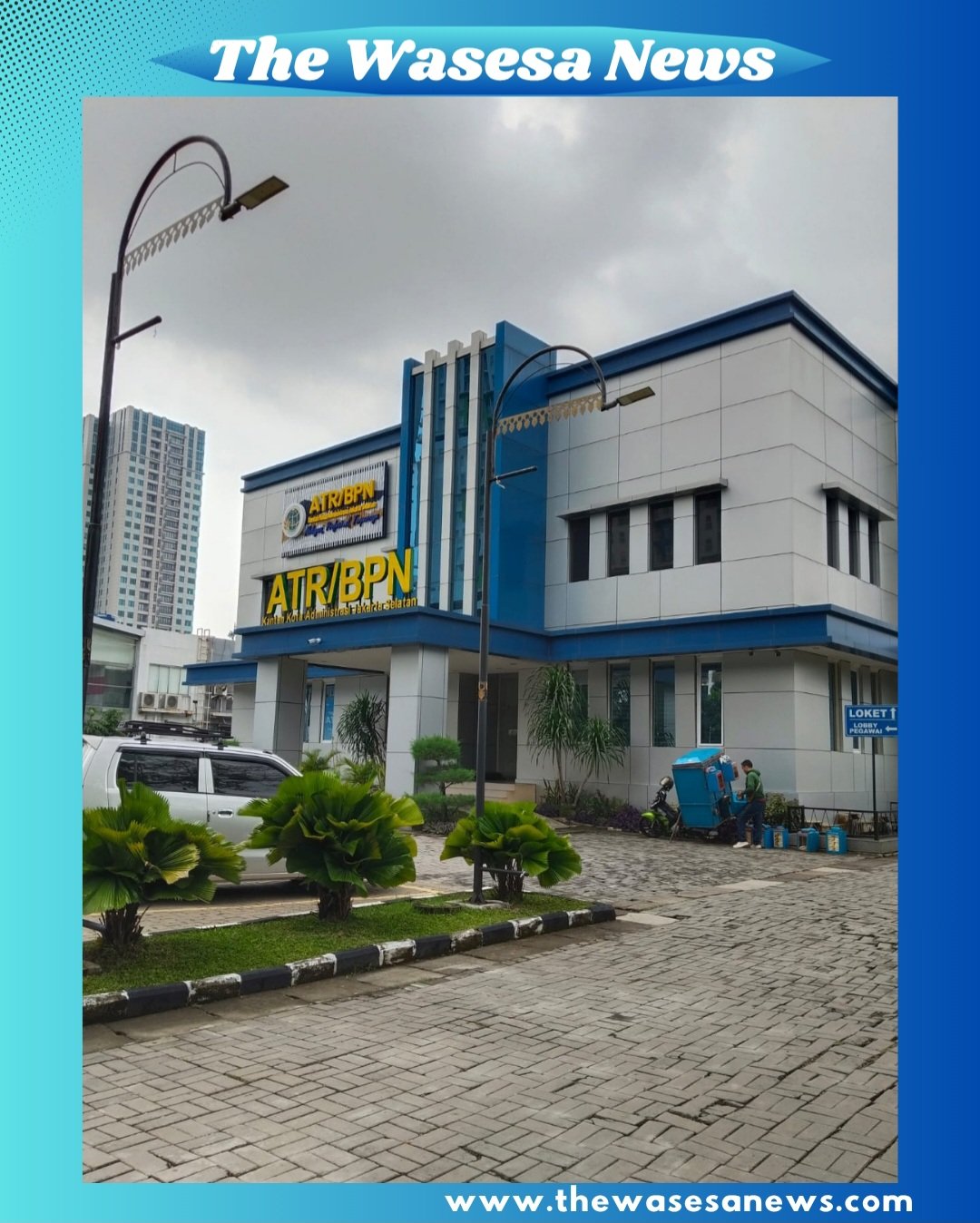 Spanduk tuntutan LBH Harimau Raya terkait dugaan maladministrasi sertifikat PTSL di Kantor BPN Jakarta Selatan. - thewasesanews.com