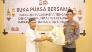 Kapolres Halmahera Tengah berikan bingkisan kepada wartawan. - thewasesanews.com