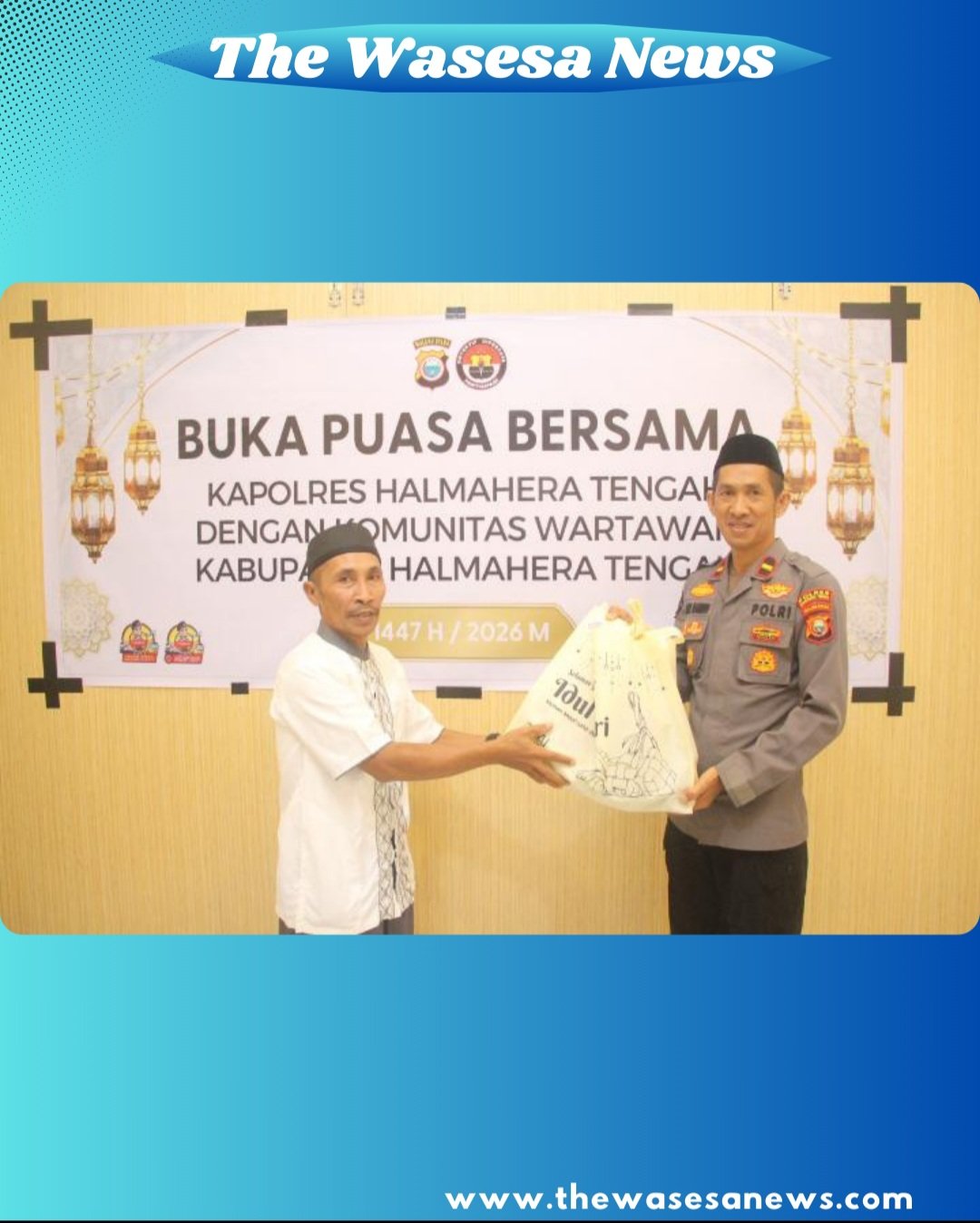 Kapolres Halmahera Tengah berikan bingkisan kepada wartawan. - thewasesanews.com