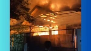 Petugas Damkar di lokasi Kebakaran Cipinang Muara. - thewasesanews.com