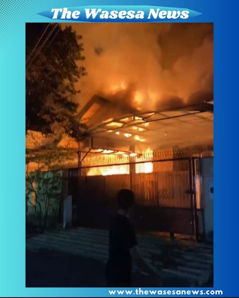 Petugas Damkar di lokasi Kebakaran Cipinang Muara. - thewasesanews.com