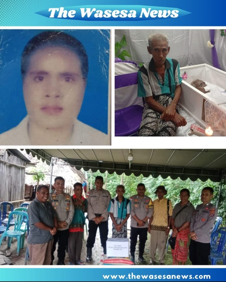 Kapolsek Amanuban Selatan IPDA Fahrurrozi melayat ke rumah duka korban Kecelakaan di Bena TTS. - thewasesanews.com