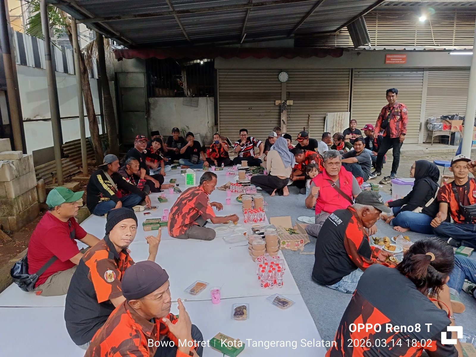 Kebersamaan kader Pemuda Pancasila Ranting Cirendeu Bukber menjaga amanah Jenderal AH Nasution. - thewasesanews.com