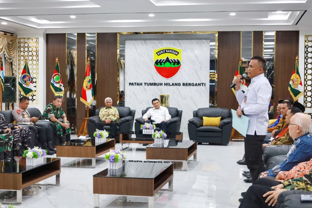 Menko Polkam Jenderal TNI (Purn) Djamari Chaniago saat memberikan sambutan dialog strategis di Kodam I/Bukit Barisan. - thewasesanews.com