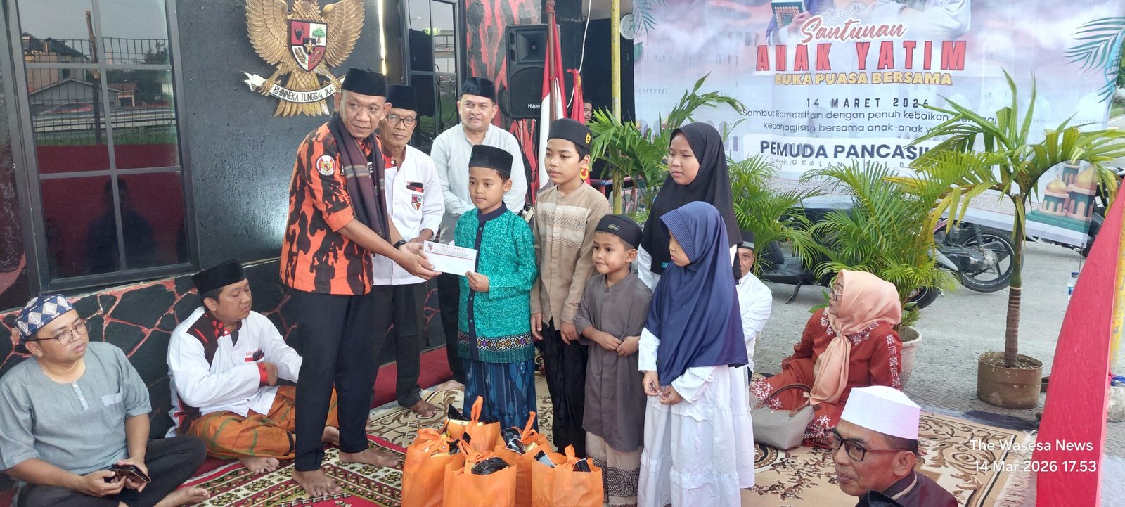 Ketua Mursalim Oyop serahkan santunan dan bingkisan kepada anak yatim Pangkalan Jati Baru. - thewasesanews.com