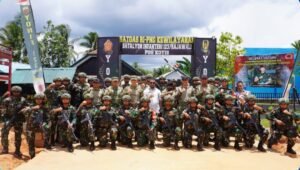 Pangkogabwilhan III Letjen TNI Bambang Trisnohadi berfoto bersama prajurit Satgas Yonif 123/Rajawali di Mappi - thewasesanews.com