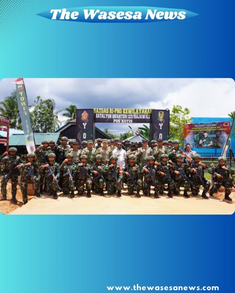 Pangkogabwilhan III Letjen TNI Bambang Trisnohadi berfoto bersama prajurit Satgas Yonif 123/Rajawali di Mappi - thewasesanews.com