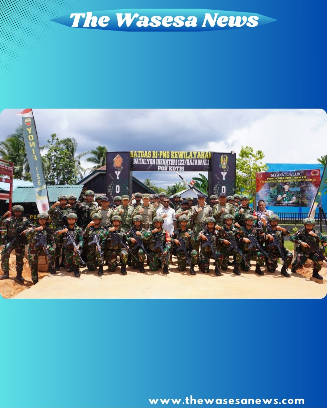 Pangkogabwilhan III Letjen TNI Bambang Trisnohadi berfoto bersama prajurit Satgas Yonif 123/Rajawali di Mappi - thewasesanews.com