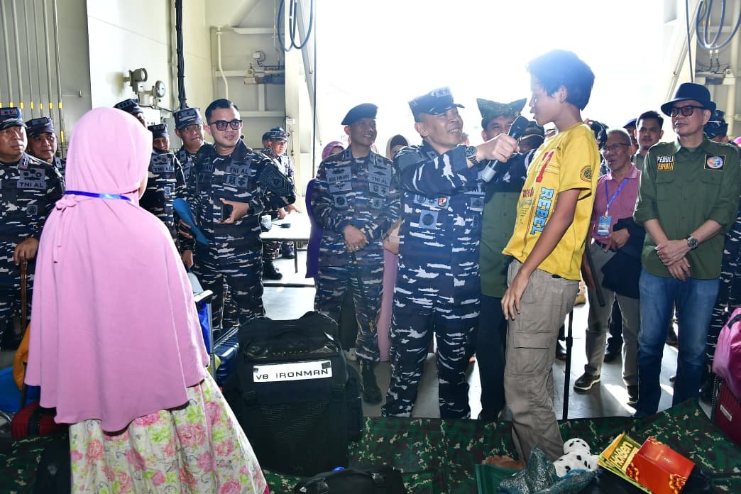 Asops Kasal Laksda TNI Yayan Sofiyan melepas peserta Mudik Gratis TNI AL 2026 di Jakarta. - thewasesanews.com