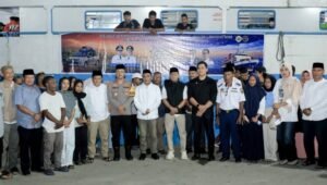 Bupati Ikram Malan Sangadji dan Wakil Ahlan Jumadil melepas 449 peserta Mudik Gratis Halmahera Tengah di Pelabuhan Weda. - Thewasesanews.com