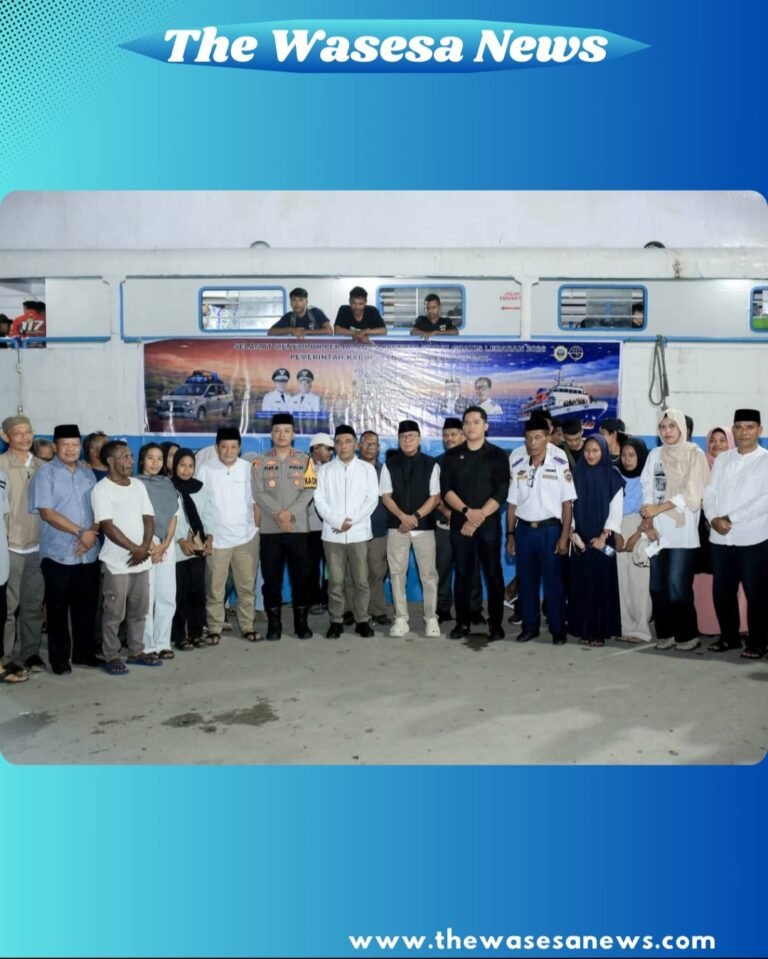 Bupati Ikram Malan Sangadji dan Wakil Ahlan Jumadil melepas 449 peserta Mudik Gratis Halmahera Tengah di Pelabuhan Weda. - Thewasesanews.com
