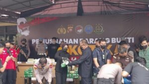 Acara pemusnahan barang bukti narkotika jenis sabu sebanyak 59,85 kilogram di halaman Mapolres Sintang, Jalan Bhayangkara, Selasa (10/3/2026). Kegiatan dipimpin Kapolres Sintang AKBP Sanny Handityo dan disaksikan Bupati Sintang Gregorius Herkulanus Bala beserta unsur Forkopimda dan masyarakat.