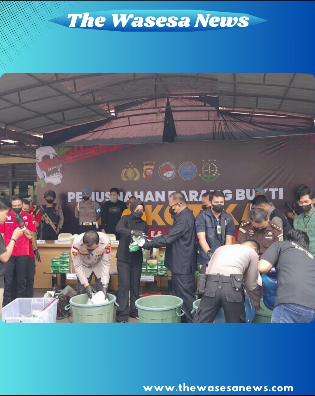 Acara pemusnahan barang bukti narkotika jenis sabu sebanyak 59,85 kilogram di halaman Mapolres Sintang, Jalan Bhayangkara, Selasa (10/3/2026). Kegiatan dipimpin Kapolres Sintang AKBP Sanny Handityo dan disaksikan Bupati Sintang Gregorius Herkulanus Bala beserta unsur Forkopimda dan masyarakat.