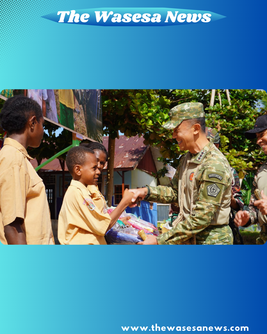 ​Pangkogabwilhan III Letjen TNI Bambang Trisnohadi serahkan bantuan seragam ke siswa Papua - thewasesanews.com