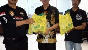 Ketua LBH Harimau Raya Dimas Wahyu bersama Saiful, S.H dan Nurmain. - thewasesanews.com